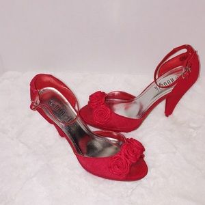 Red HEELS SIZE 6